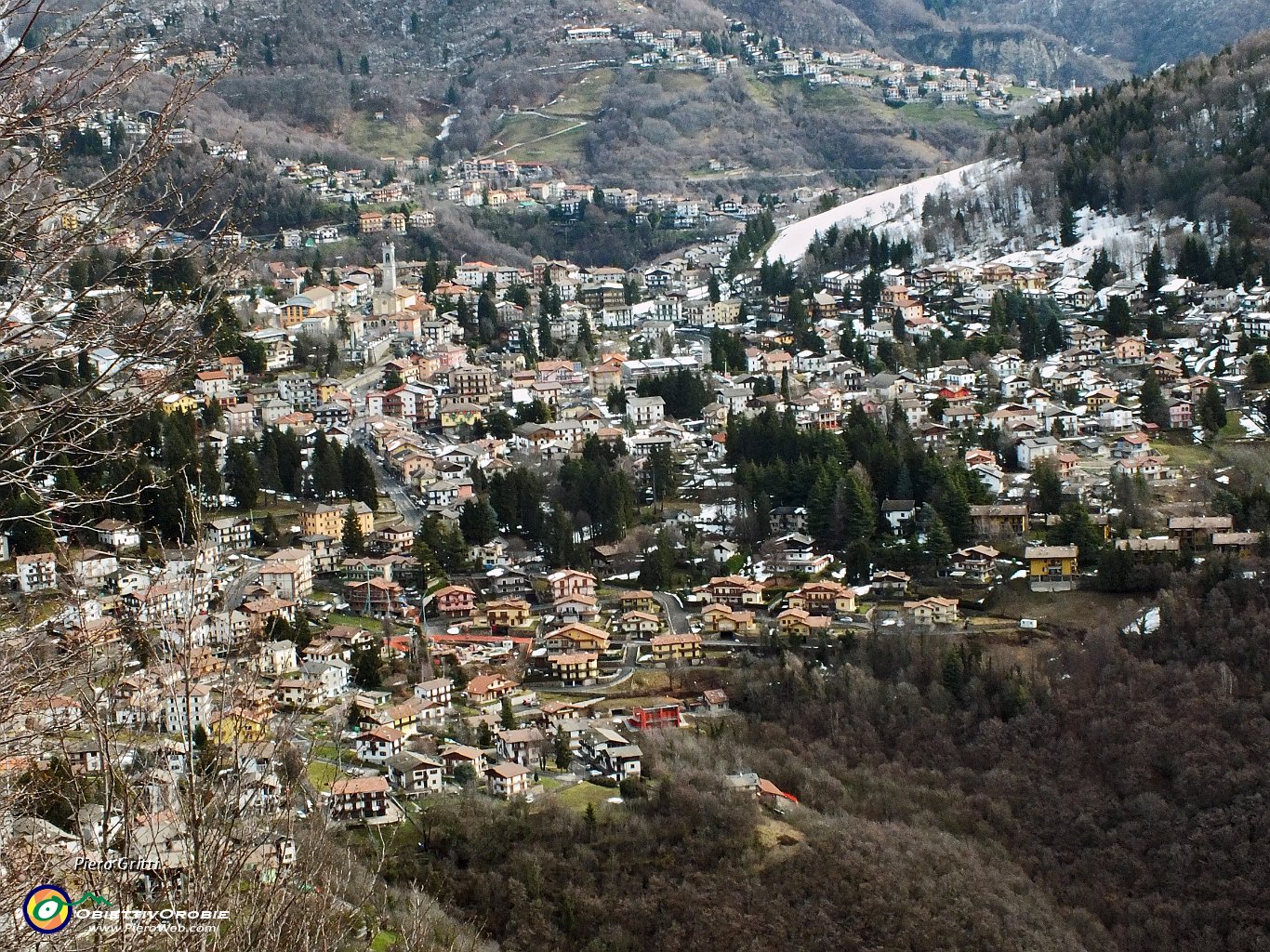 52 Zoom sul centro di Selvino.JPG